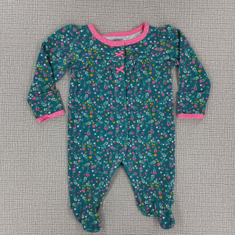 Pijama enteriza verde con estampado de flores