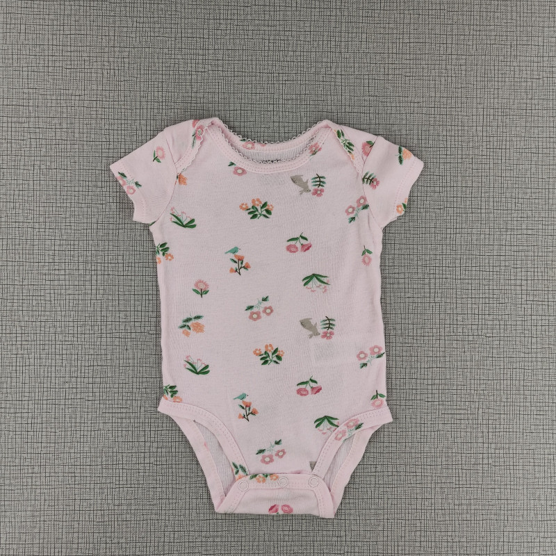 Body rosado pastel con estampado de rosas