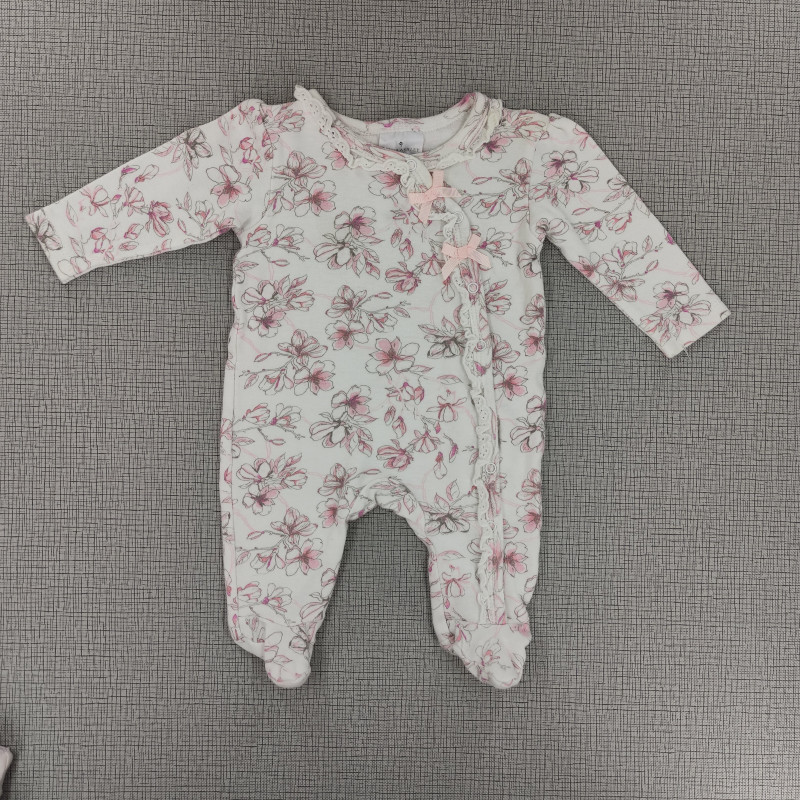 Pijama enteriza blanca con diseño de flores