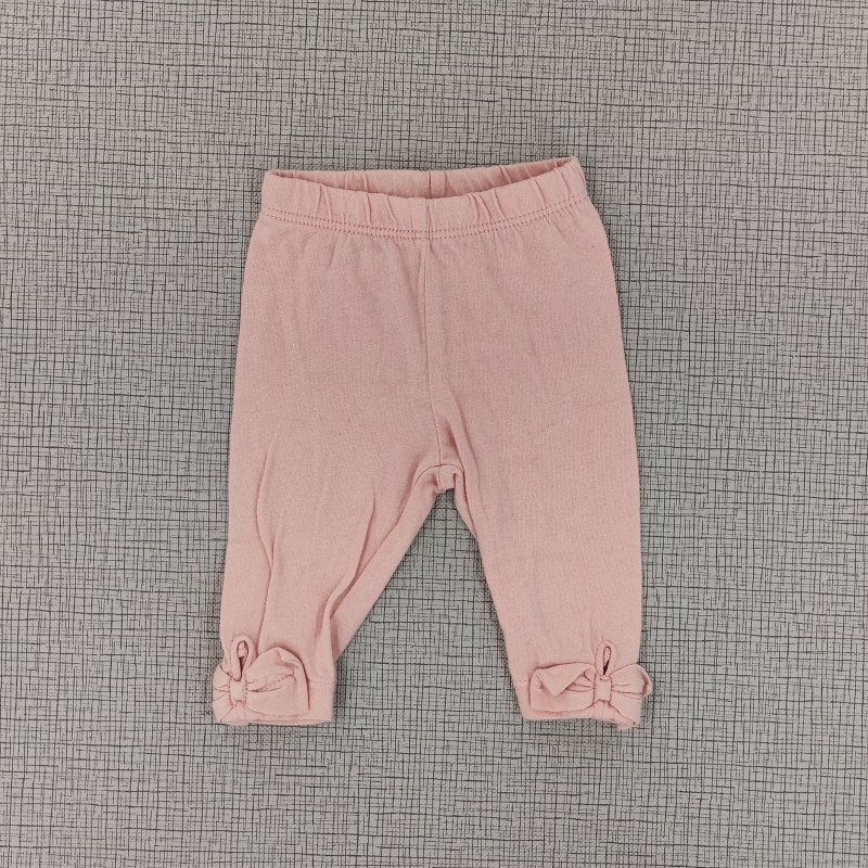 Pantalón rosado pastel con boño decorativo en el tobillo