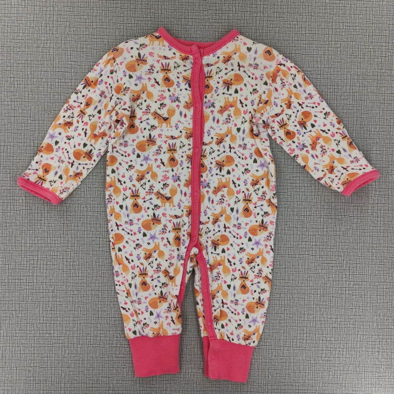 Pijama enteriza blanca con diseño de zorros